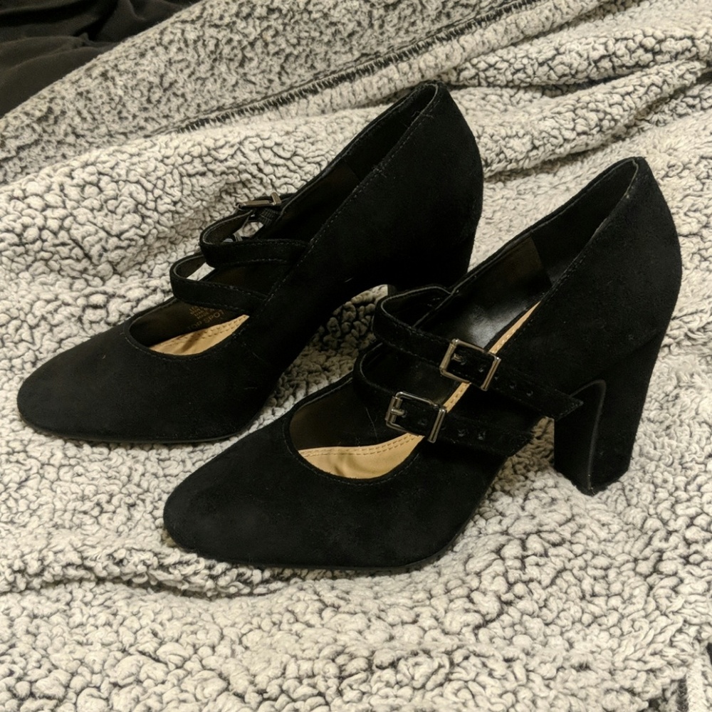 Black pumps